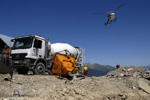 une présentaion du chantier hélicoptère et camion béton