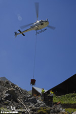 Massif de béton dans la pente, le pilote approche doucement sur le massif