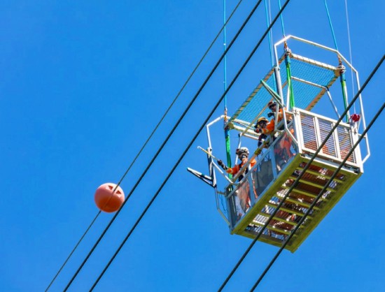 Nacelle par hélicoptère pose de boulle orange sur cable de garde ligne électrique THT - TSOP