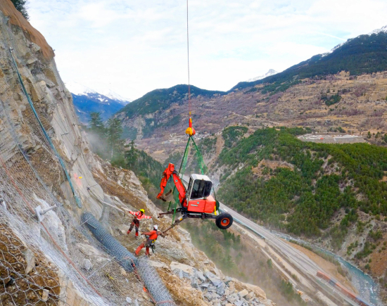 Transport pelle araignée par un hélicoptère pour la purge de falaise Transport pelle araignée par un hélicoptère pour la purge de falaise