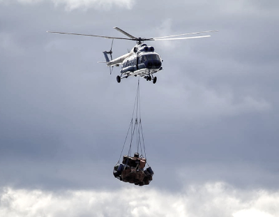 Transport héliportage déchargement d'un bateau qui à une avari technique